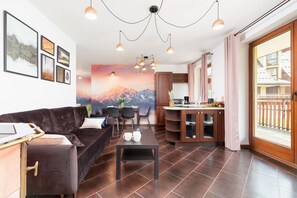 Apartment, 2 Bedrooms, Balcony, Mountain View | Living room