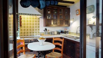 Een koelkast, een magnetron, een oven, een kookplaat