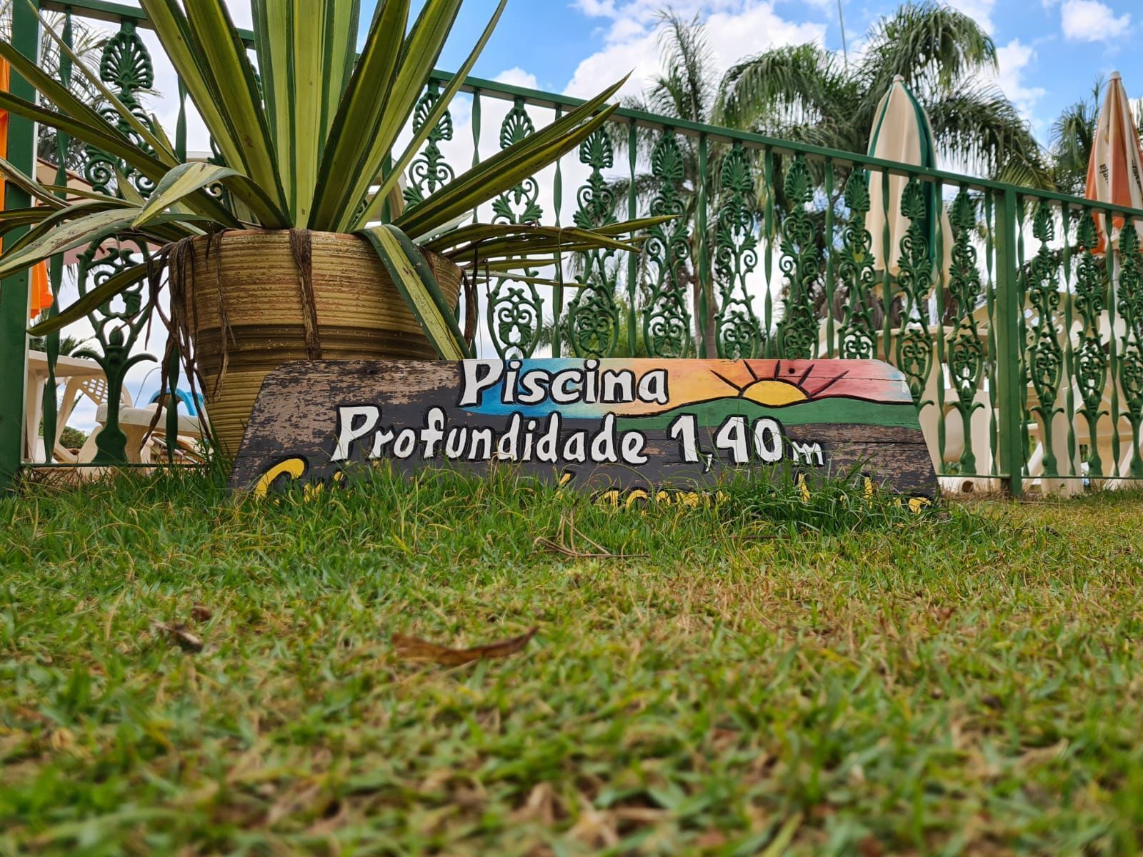 Señal de piscina con una profundidad de 1,40 metros.