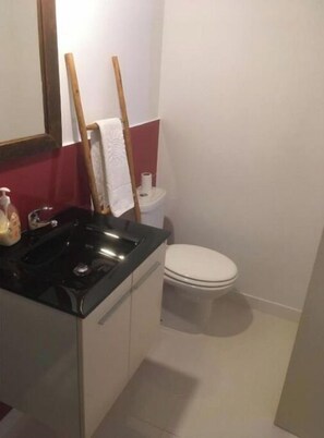 Shower, towels, soap, toilet paper - House (Alpalhão)