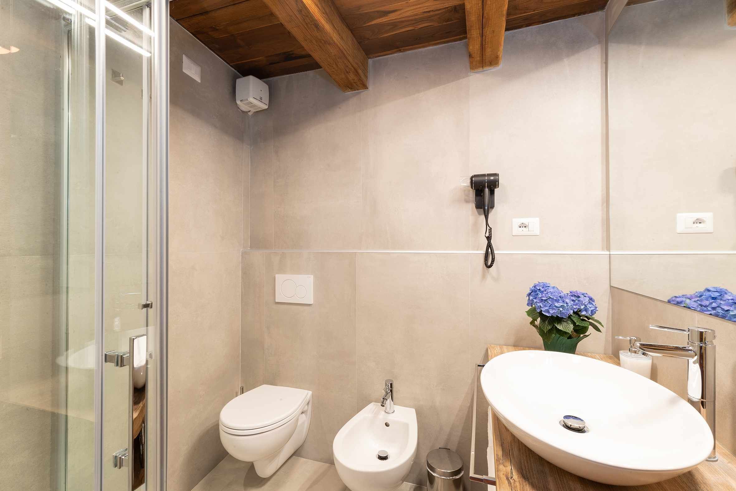 Dusche, Haartrockner, Bidet, Handtücher