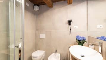 Doccia, asciugacapelli, bidet, asciugamani