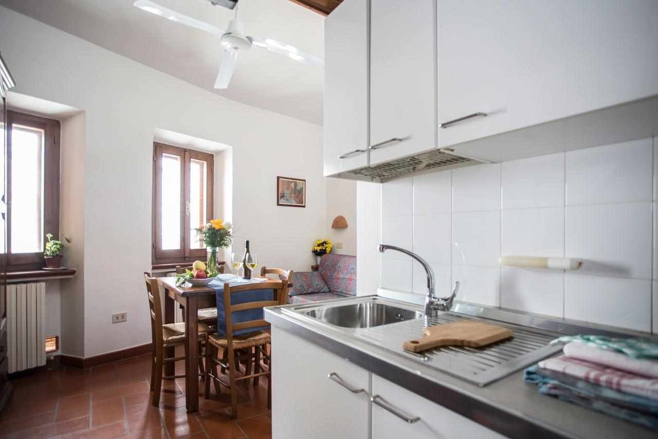 Frigorifero, forno, pentole/stoviglie/utensili, tavolo da pranzo