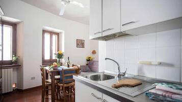 Frigorifero, forno, pentole/stoviglie/utensili, tavolo da pranzo