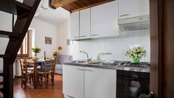 Refrigerador, horno, utensilios de cocina y comedor
