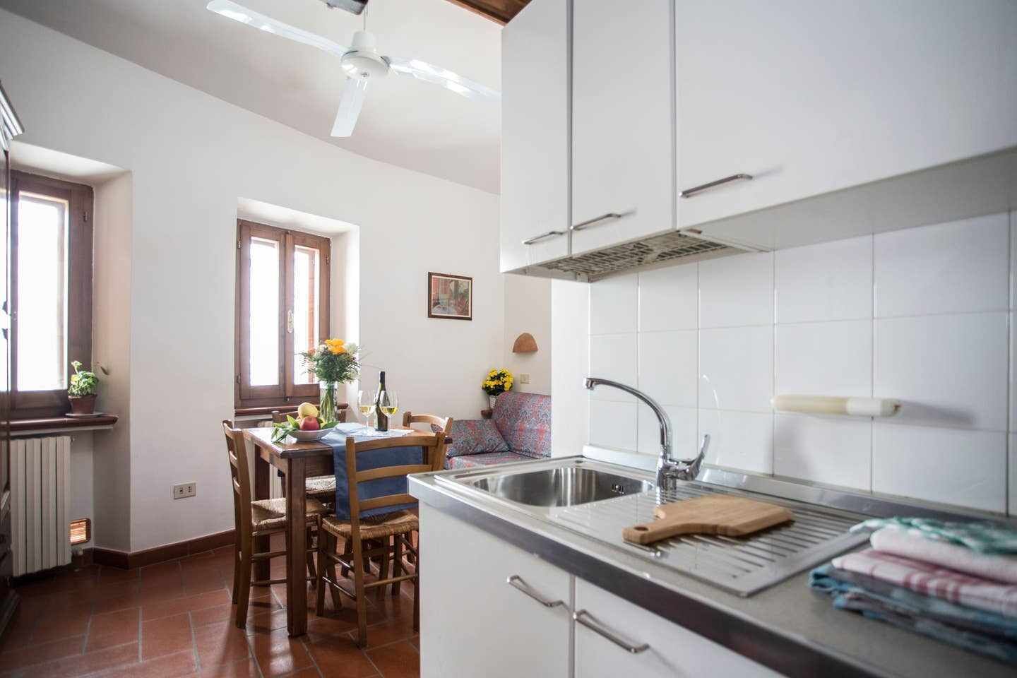 Frigorifero, forno, pentole/stoviglie/utensili, tavolo da pranzo