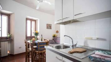 Frigorifero, forno, pentole/stoviglie/utensili, tavolo da pranzo