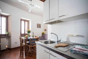 Frigorifero, forno, pentole/stoviglie/utensili, tavolo da pranzo