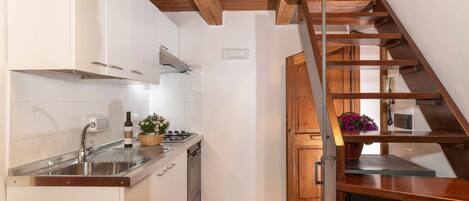 Fridge, oven, cookware/dishes/utensils, dining tables
