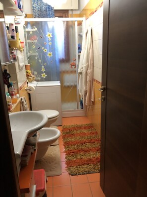 Doccia, asciugacapelli, bidet, asciugamani