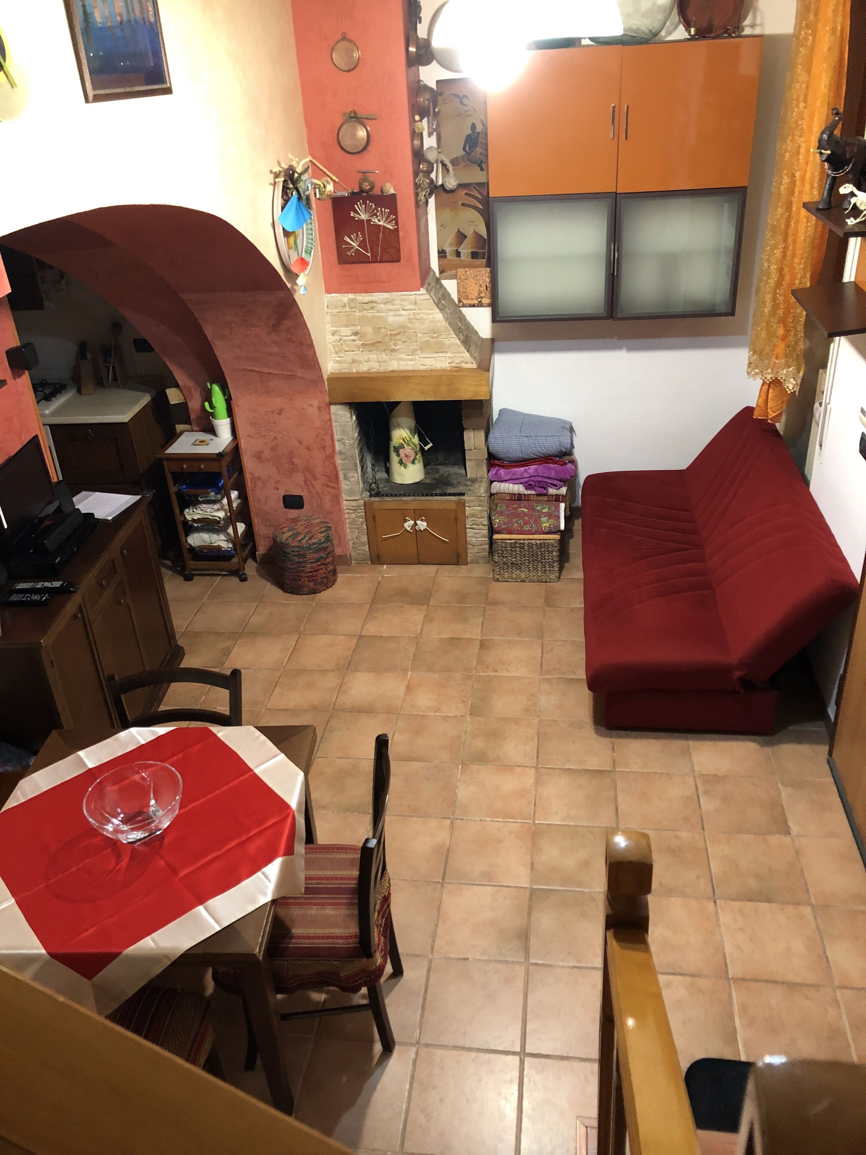 Télévision, cheminée, lecteur de DVD, livres