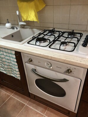 Fridge, oven, stovetop, dishwasher - Lovely detached cottage in the center of the village (Orsogna)
