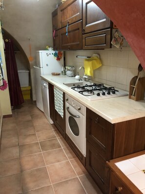 Frigorifero, forno, piano cottura, lavastoviglie