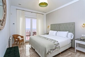 6 bedrooms, WiFi, bed sheets - Villa with pool in front of the beach. La Barrosa (Cadiz)