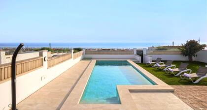 Villa with pool in front of the beach. La Barrosa