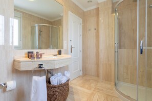 Badewanne, Haartrockner, Handtücher