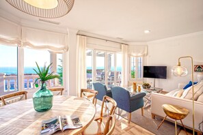 Smart TV - Villa with pool in front of the beach. La Barrosa (Cadiz)