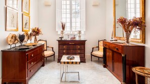 A room with a marble floor, wooden furniture, a large mirror, and framed artwork on the walls. - Genteel Home Pasaje Santa Cruz II (Seville)