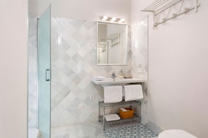 Shower, hair dryer, towels - Lovely 2 bd apartment near the Cathedral. Pasaje Santa Cruz II (Seville)