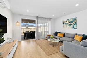 Smart-tv, en tv-spelskonsol, Netflix och streamingtjänster