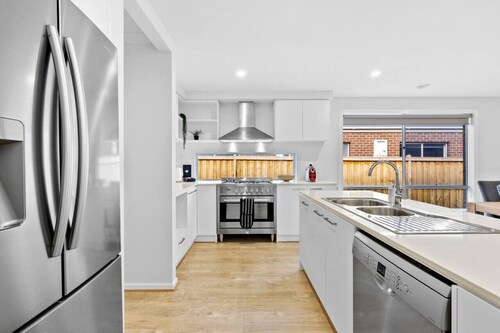 OSCAR -  A Tranquil Armstrong Creek Home + NETFLIX