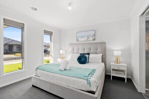 4 عدّة غرف نوم ومكتب ومكواة/لوح كي وسرير سفر