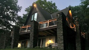 Ein zweistöckiges Steinhaus mit Balkon und Lichterkette.