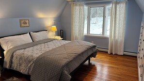 3 bedrooms, desk, iron/ironing board, free WiFi