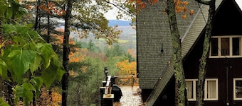 Views!-Ski-Relax-Spacious 3-floor Custom open concept Chalet 18 private acres.