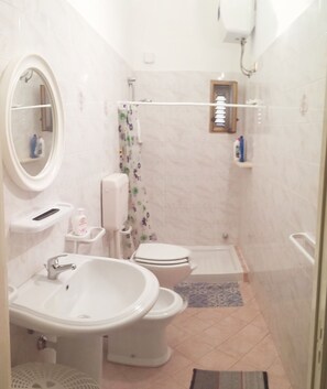 Dusche, Haartrockner, Bidet, Handtücher