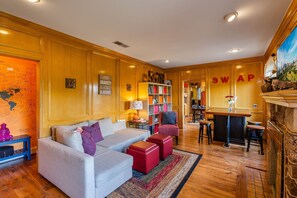 Lobby - 《Best Austin Location ❤Huge Patio w HEATED Cowboy Pool & 65" TV❤ Skyline Views》 (Austin)