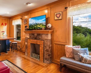 Interior - 《Best Austin Location ❤Huge Patio w HEATED Cowboy Pool & 65" TV❤ Skyline Views》 (Austin)