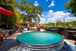 Outdoor dining - 《Best Austin Location ❤Huge Patio w HEATED Cowboy Pool & 65" TV❤ Skyline Views》 (Austin)