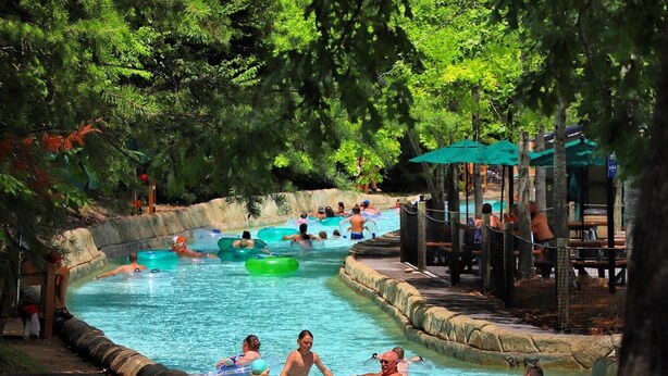 Um parque aquático com vários toboáguas e piscinas.