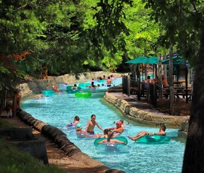 Un parc aquatique doté de nombreux toboggans et de plusieurs piscines.