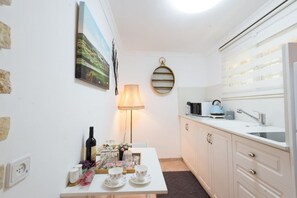 Réfrigérateur, four à micro-ondes, grille-pain, vaisselle et ustensiles