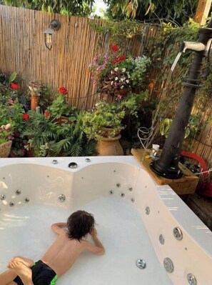 Bain à remous extérieur