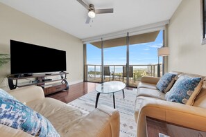 Smart TV - Watermark - Luxury 2BD/2BA/1PA on 30th floor with an Ocean View! (Honolulu)