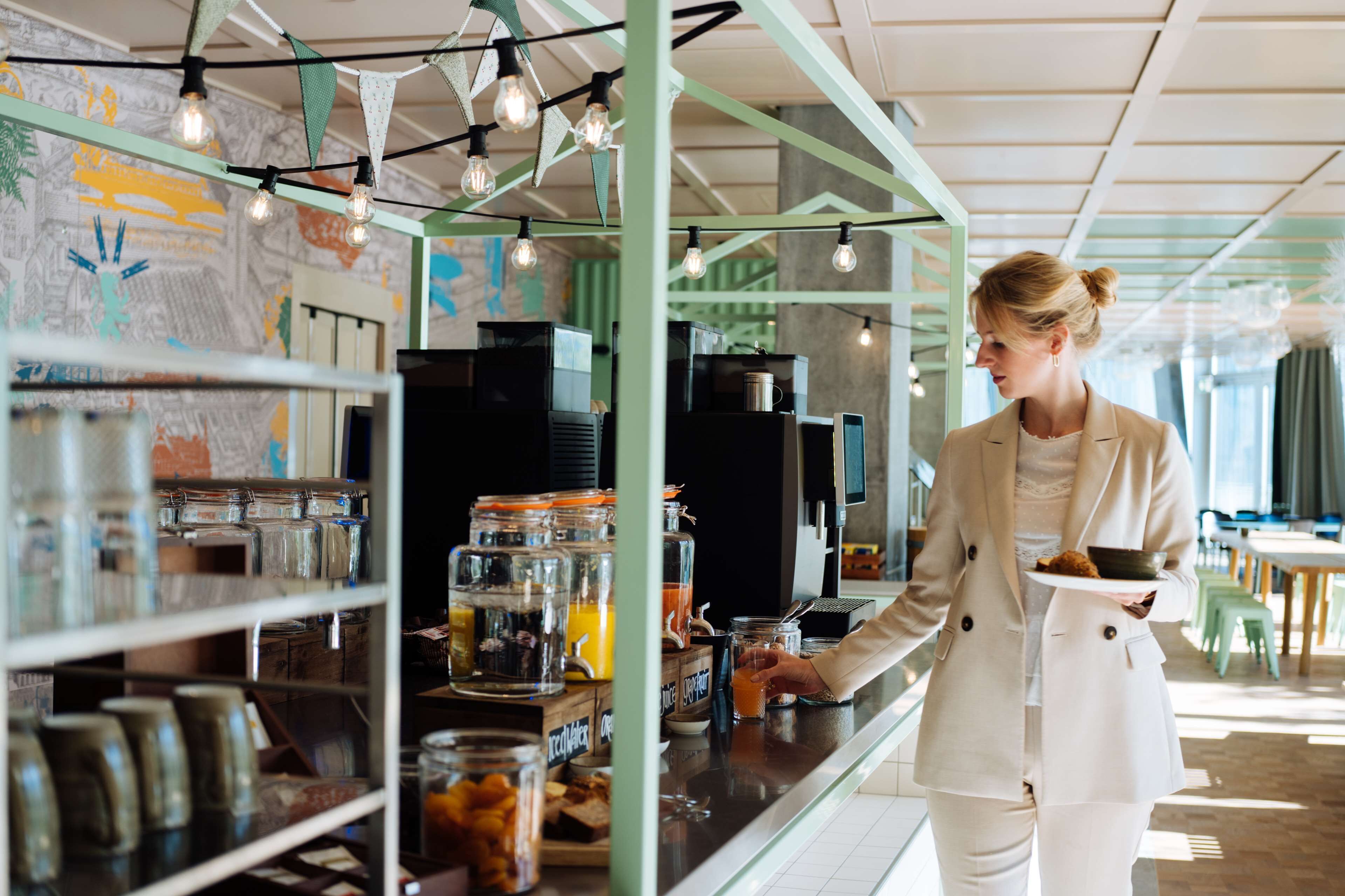 Petit déjeuner buffet (35 CHF par personne)