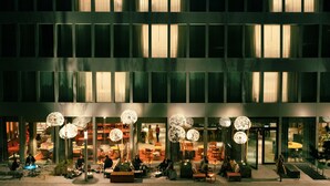 Un edificio de varios pisos con amplias ventanas y zonas de estar al aire libre.