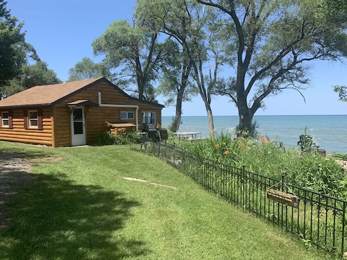 Enjoy the views at this Gorgeous Lakeside Get-away!