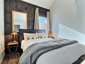 4 slaapkamers, een bureau, een strijkplank/strijkijzer, reisbedje