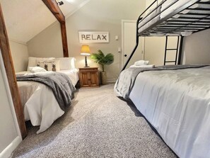 4 Schlafzimmer, Schreibtisch, Bügeleisen/Bügelbrett, Reisekinderbett