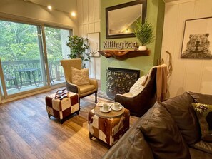 Smart-tv, een open haard, videospelletjes en een stereo