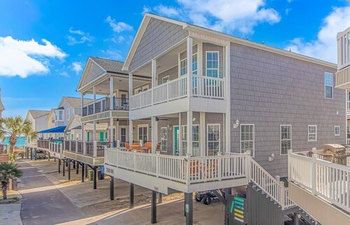 COCONUT TREEHOUSE, 5 bed/3.5 bath, 1 minute walk to beach, Holiday Inn section