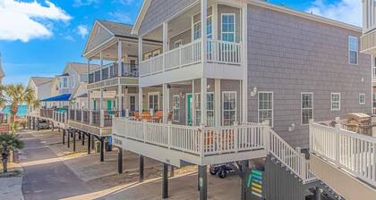 COCONUT TREEHOUSE, 5 bed/3.5 bath, 1 minute walk to beach, Holiday Inn section