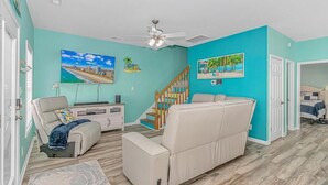 Smart TV, video games - COCONUT TREEHOUSE, 5 bed/3.5 bath, 1 minute walk to beach, Holiday Inn section (Myrtle Beach)