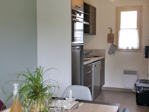 Een koelkast, een magnetron, een oven, een kookplaat