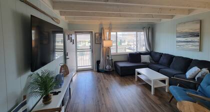 Best 1 Bedroom in SIC! 1 Block to the Beach.. A+ location .. Walk to Everything!