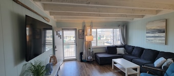 Best 1 Bedroom in SIC! 1 Block to the Beach.. A+ location .. Walk to Everything!